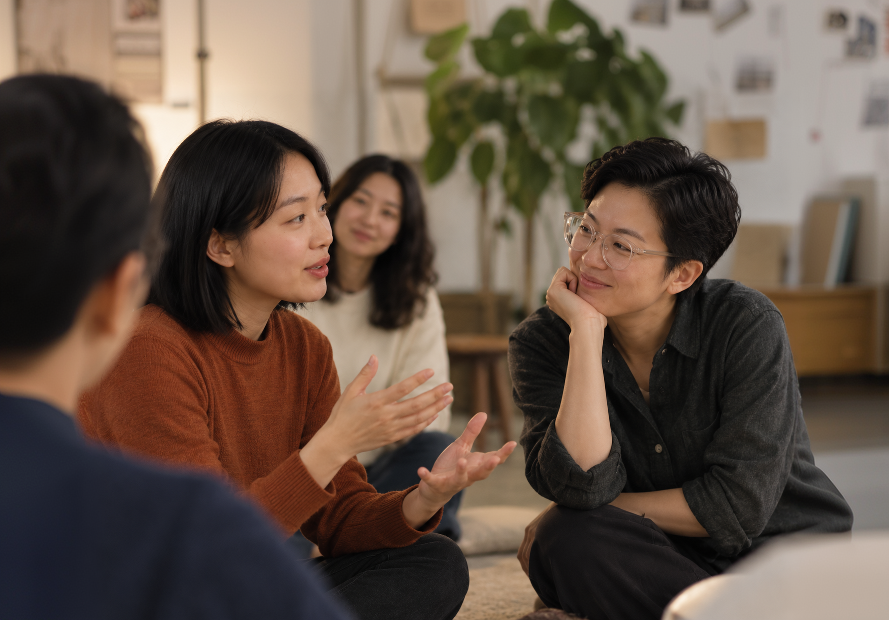 웰라티 스튜디오에서 대화하는 모습