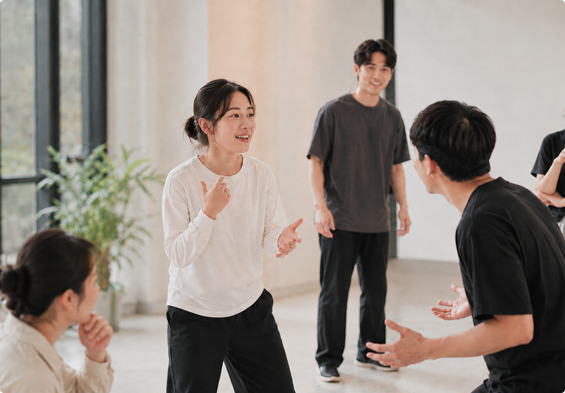 참여자들이 함께 표현을 나누는 모습